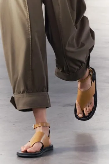 Плоские кожаные сандалии-слайдеры